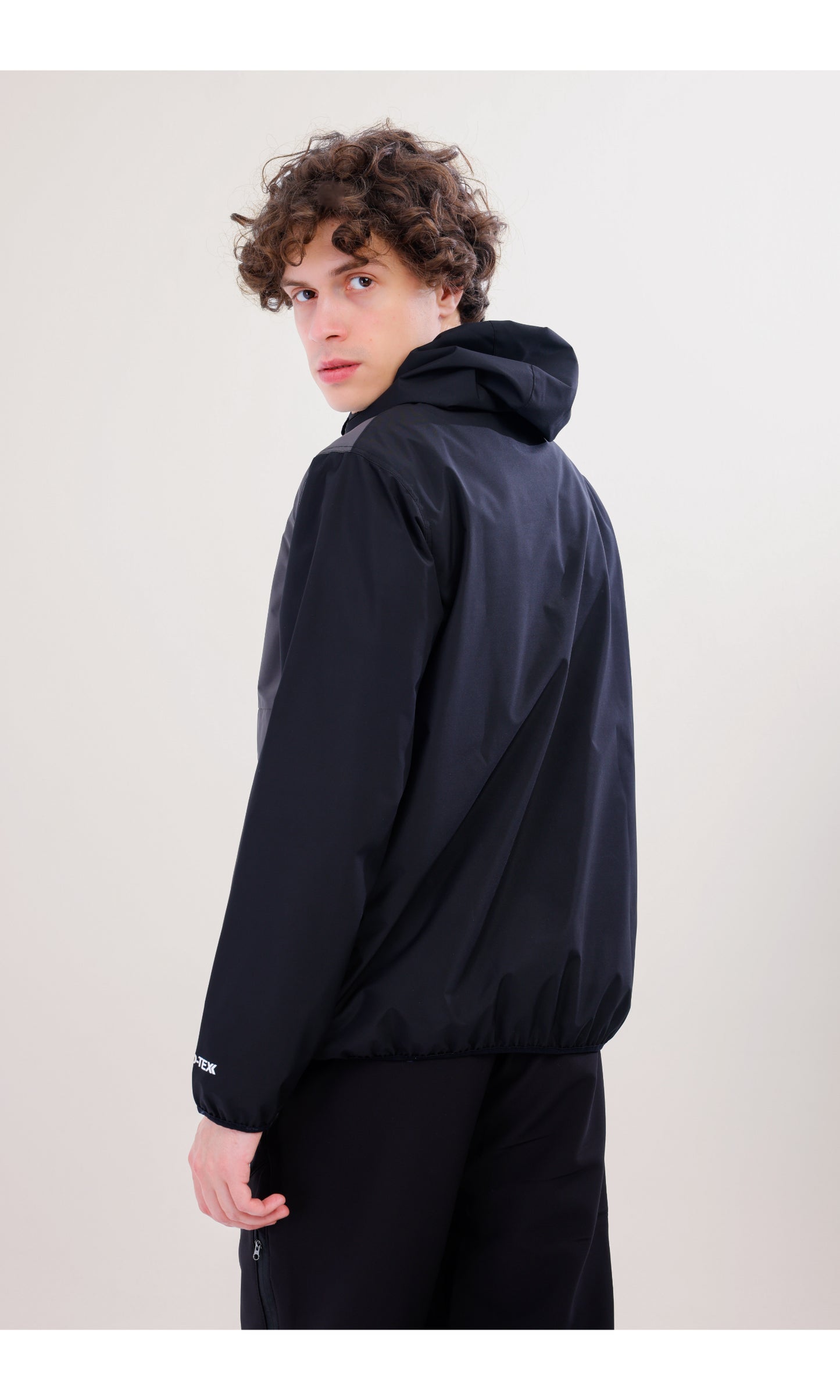 Flow Flex Ultra Hafif Su Geçirmez Hoodie – Siyah/Gri (Gece ve Duman), Çantaya Dönüşen Tasarım