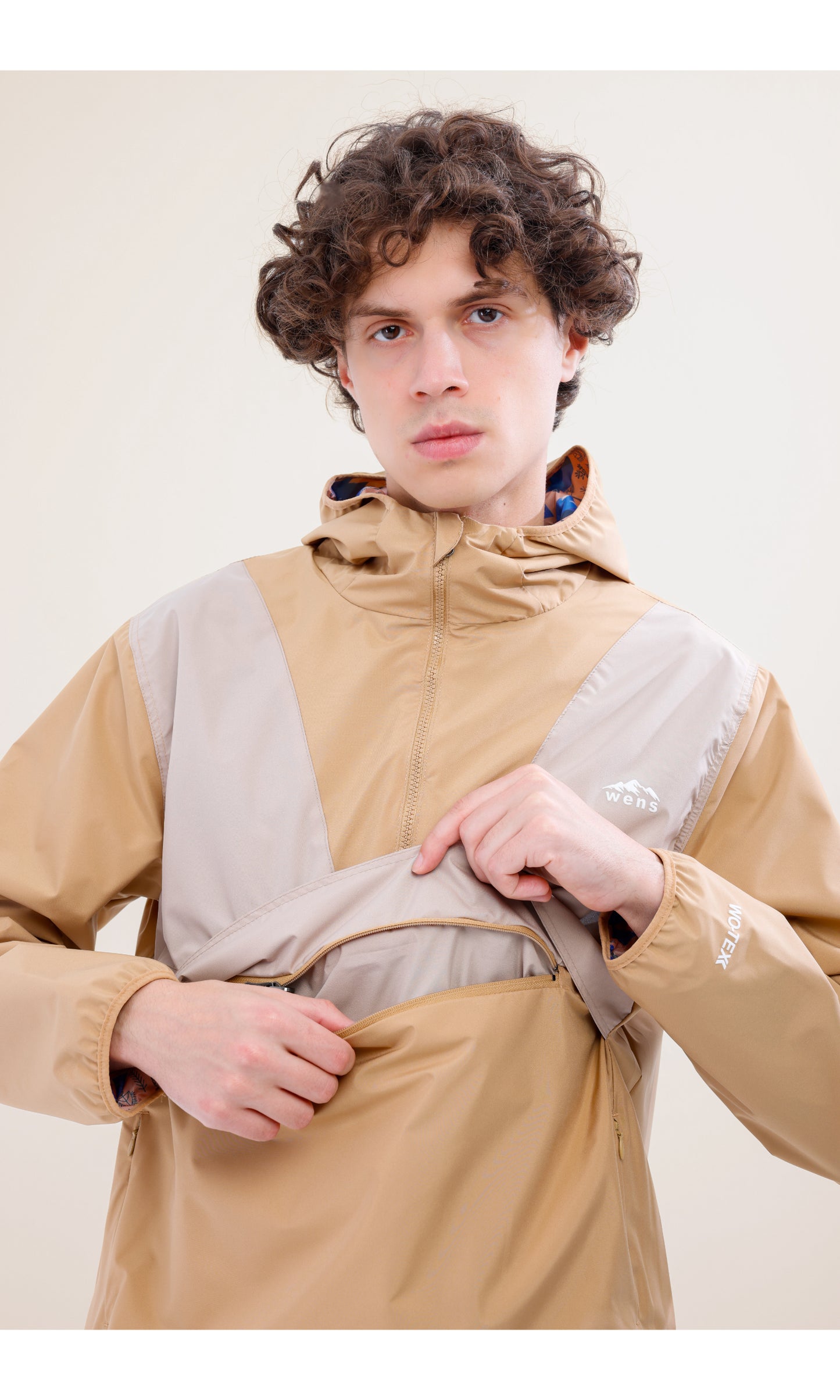 Flow Flex Ultra Hafif Su Geçirmez Hoodie – Bej/Krem (Kum Tepeleri), Çantaya Dönüşen Tasarım