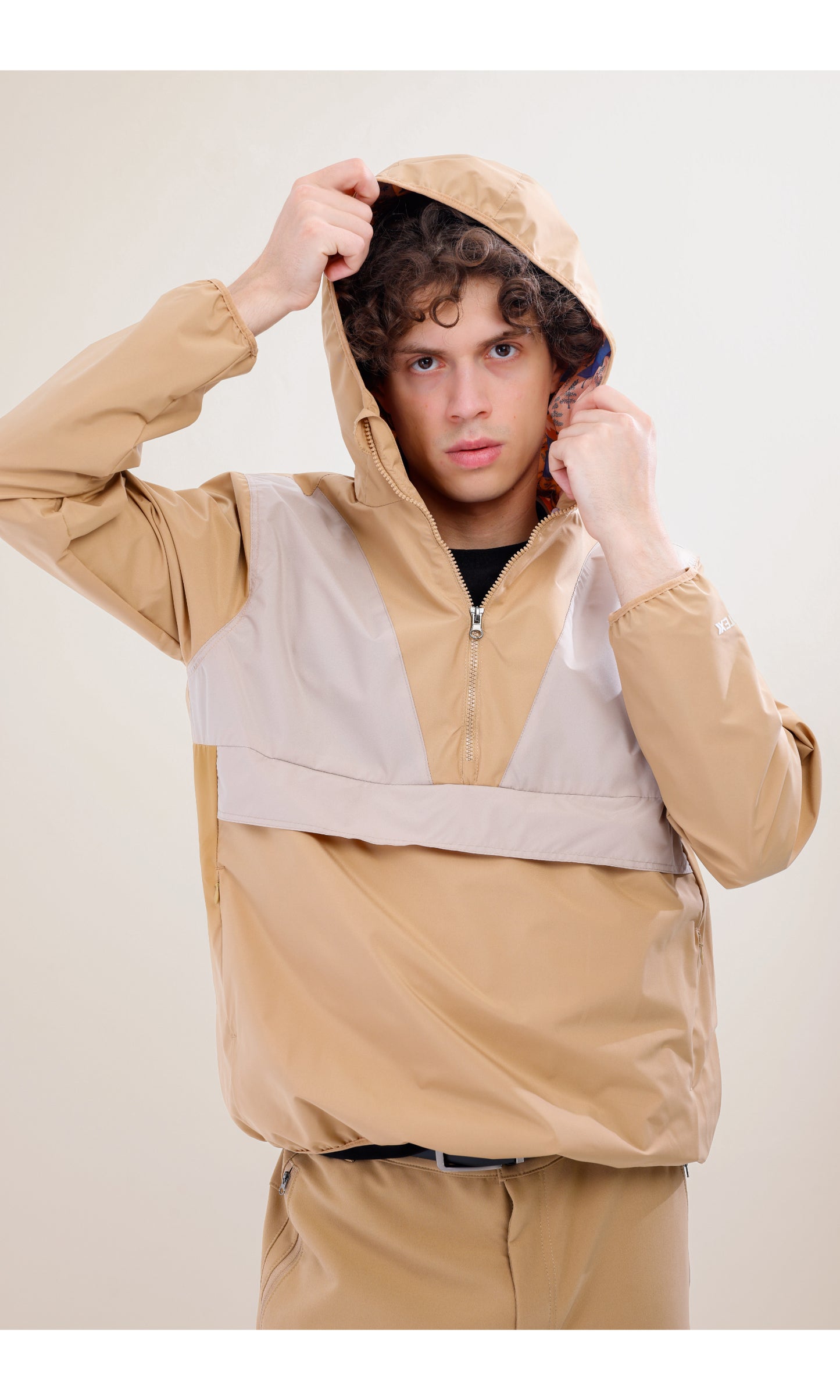 Flow Flex Ultra Hafif Su Geçirmez Hoodie – Bej/Krem (Kum Tepeleri), Çantaya Dönüşen Tasarım