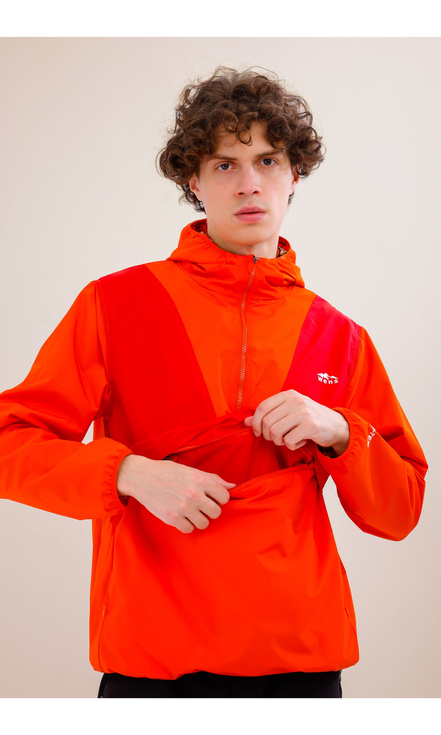 Flow Flex Ultra Hafif Su Geçirmez Hoodie– Kırmızı/Turuncu (Gün Batımı İkilisi), Çantaya Dönüşen Tasarım.
