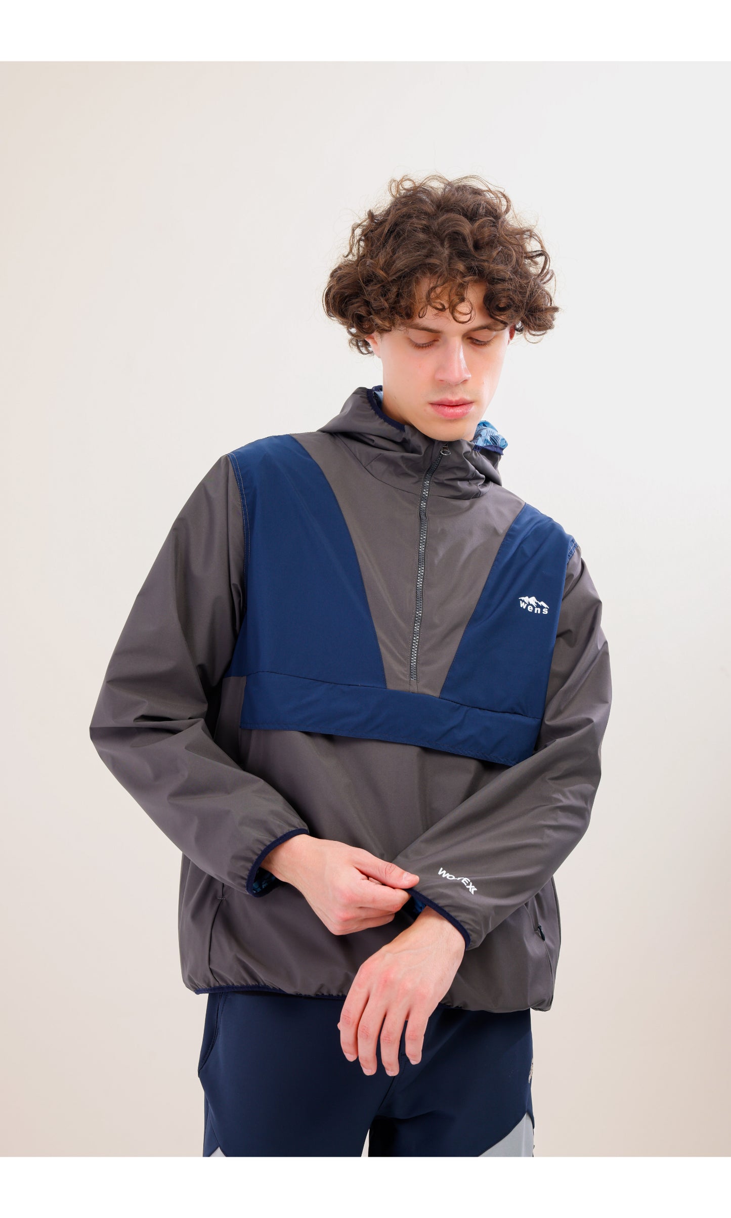 Flow Flex Ultra Hafif Su Geçirmez Hoodie – Gri / Lacivert (Derin Ufuklar), Çantaya Dönüşen Tasarım