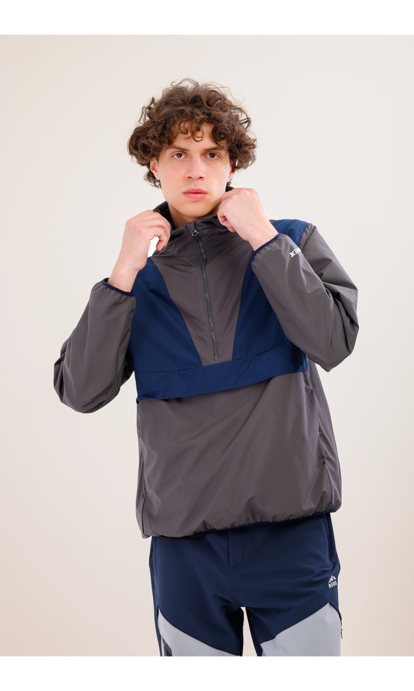 Flow Flex Ultra Hafif Su Geçirmez Hoodie – Gri / Lacivert (Derin Ufuklar), Çantaya Dönüşen Tasarım