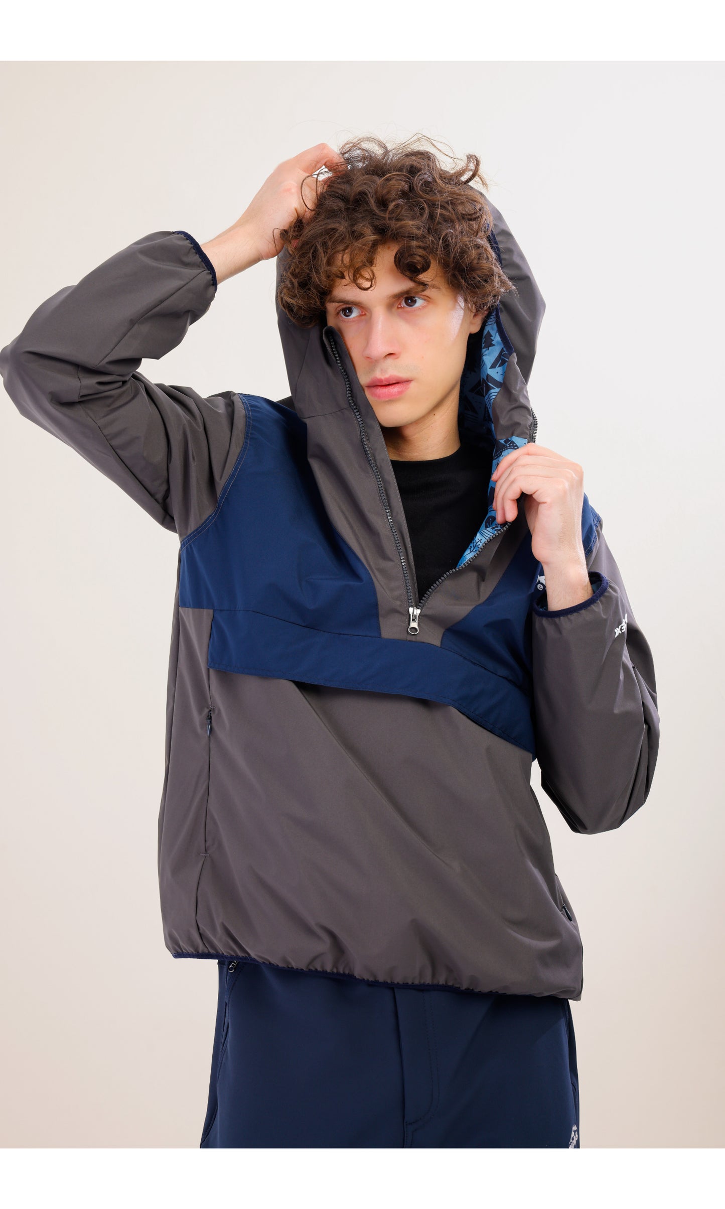 Flow Flex Ultra Hafif Su Geçirmez Hoodie – Gri / Lacivert (Derin Ufuklar), Çantaya Dönüşen Tasarım