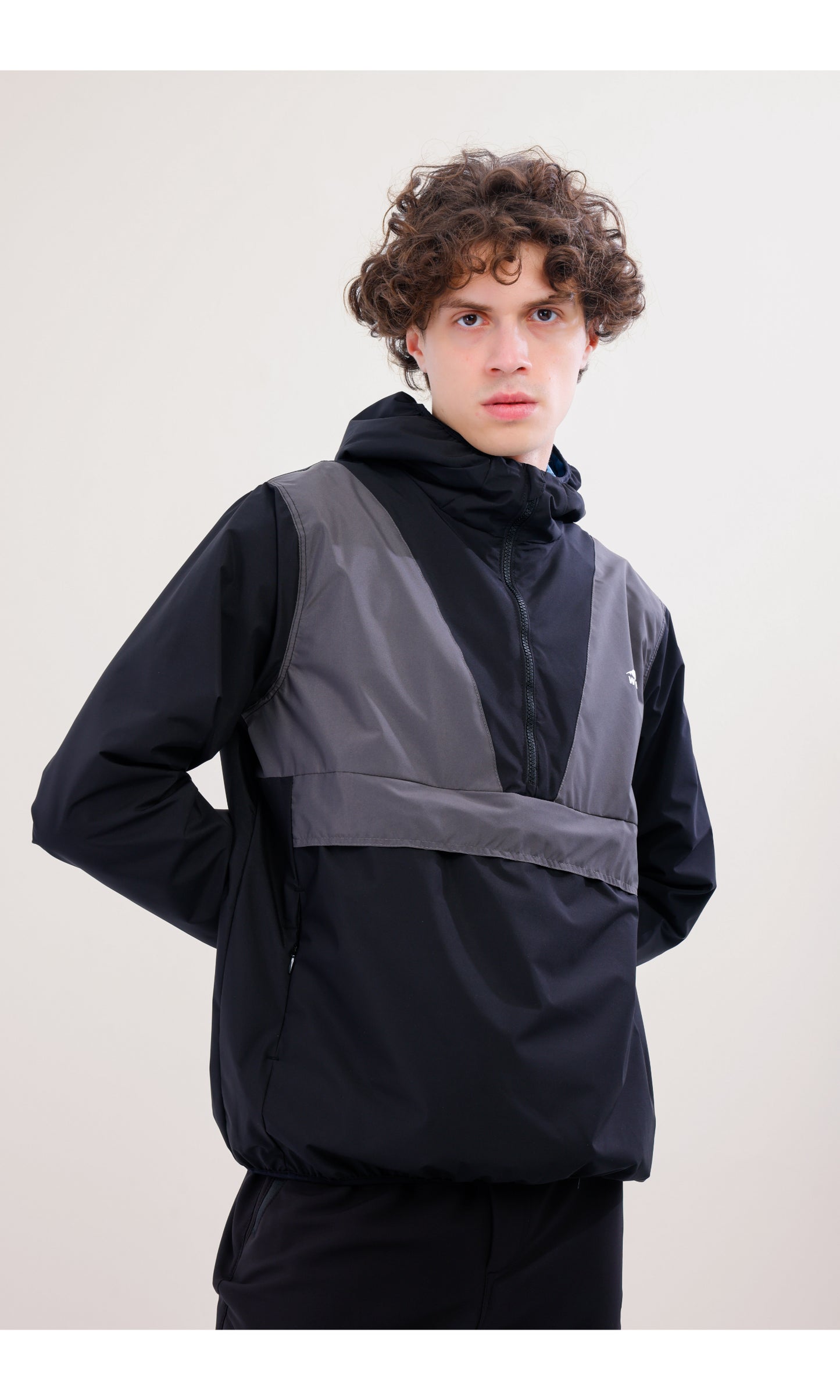 Flow Flex Ultra Hafif Su Geçirmez Hoodie – Siyah/Gri (Gece ve Duman), Çantaya Dönüşen Tasarım